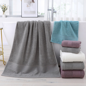 Ensemble de serviettes de bain de luxe pour hôtel, 100% coton, 70x140cm, blanc avec logo personnalisé - Haute densité pour les spas, les piscines et les centres de villégiature - Product Image 3