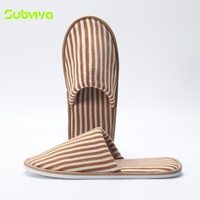 Chaussons d'hôtel jetables en tissu éponge rayé doux avec semelle EVA, chaussons de spa gaufrés pour les chambres d'hôtes et l'hôtellerie