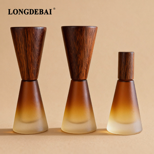 Nuevo Envase de Vidrio Ámbar Degradado de 15 ml con Forma Cónica y Acabado Esmerilado para Perfume o Aceite Esencial, con Tapa de Madera de Haya - Product Image 2