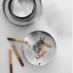 Cendrier à cigarettes rond en acier inoxydable Cendrier en métal argenté de table portable pour fumeur Cendres volantes Décoration de la maison - Product Image 3