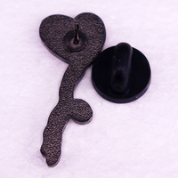 Épinglette personnalisée en gros enfants émail broche chanteur lyrique métal coeur forme Badge lettre dessin animé émail dur broches ballons