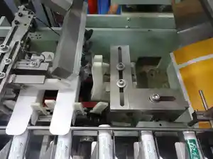 Scatola automatica del tovagliolo della macchina imballatrice del tessuto della scatola che forma la astucciatrice pieghevole per l'imballaggio della carta velina facciale