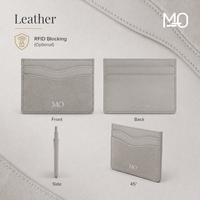 Porte-cartes en cuir gris clair, portefeuille fin avec panneau avant aspect daim, fentes incurvées pour cartes et logo métallique, idéal pour les commandes de marques de détail