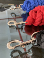 Vente en gros usine : Laisse et rênes tressées en coton de haute qualité, durables et personnalisables pour chevaux, avec crochet anti-panique