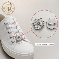 Breloque de lacet en cristal en forme de fleur, clip pour lacets, breloque en strass blanc, fermoir en alliage de zinc, OEM ODM GRS Recyclé