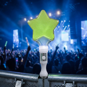 Encendedores fluorescentes de mano con logotipo personalizado de estrella de cinco puntas, regalos conmemorativos relacionados con el canto en filas de espera en festivales de música. - Product Image 3