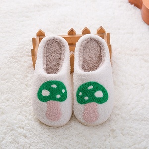 Chaussons d'hiver pour femmes personnalisés brodés Chaussons d'Halloween douillets et douillets pour la maison pour femmes - Product Image 2