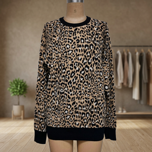 เสื้อสเวตเตอร์คอวีลายเสือดาวแบบมีซิปสำหรับผู้หญิง รุ่น AW26 คอลเลคชั่นฤดูใบไม้ร่วง/ฤดูหนาว  โลโก้ด้านหน้า  ผ้าสแปนเด็กซ์/คอตตอน  ทรงลำลอง - Product Image 3