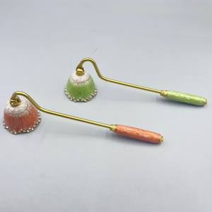 أداة إطفاء شموع السبت ذات المقبض الطويل مصممة للسلامة والسهولة خلال الاحتفالات الدينية - Product Image 2