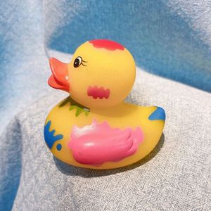 Nouveau jouet de bain pour enfants, petit canard jaune avec graffitis créatifs, jouet aquatique sonore à presser en vinyle, fabriqué en plastique durable - Product Image 4