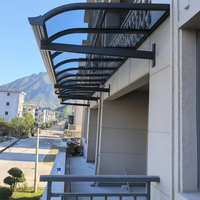 Auvent rétractable motorisé en polycarbonate durable pour portes, fenêtres et balcons, offrant une protection UV et un abri contre la pluie