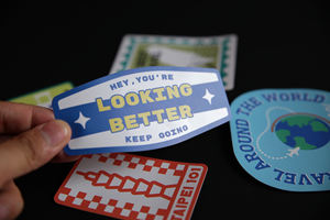 Autocollants découpés à l'emporte-pièce en vinyle PVC imprimé en couleur impressionnante Étiquettes d'emballage de qualité extérieure de qualité supérieure - Product Image 3