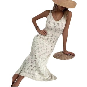 Vestido de tirantes de punto sexy con espalda descubierta y diseño hueco transparente de color liso para mujer, ideal para vacaciones, nueva colección primavera-verano. - Product Image 5