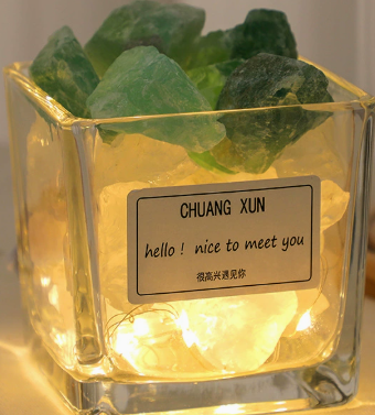 Tasse carrée de 6 cm + pierres de cristal blanches et vertes + guirlande lumineuse