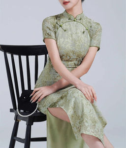 Vendita Calda Abito Qipao Vintage Verde Oliva <span class=keywords><strong>con</strong></span> Motivo Floreale Jacquard, Collo Tradizionale Cinese, Aderente <span class=keywords><strong>con</strong></span> <span class=keywords><strong>Spacco</strong></span> <span class=keywords><strong>Laterale</strong></span> - Product Image 4