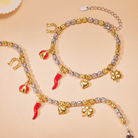 Bracelet classique en acier inoxydable plaqué or 18 carats avec breloques coccinelle, cœur et trèfle en zircon cubique – Bijoux de mode en gros