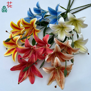 Fleurs artificielles Lily à 3 têtes en soie, décoration d'intérieur, décoration de Noël, style moderne - Product Image 1
