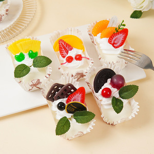Imán decorativo para refrigerador con forma de pastel de crema de frutas simulado de PU, adorno de postre falso. - Product Image 4