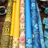 Tissu en polyester et élasthanne tissé avec un motif de feuilles et de fleurs tropicales hawaïennes, polynésiennes et samoanes, idéal pour les robes d'inspiration tropicale.