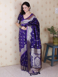 Sari de seda suave elegante violeta Banarasi con intrincado diseño tejido Zari plateado Ideal para bodas celebraciones festivas - Product Image 5