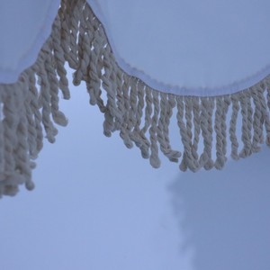 Parasol d'extérieur au design moderne, blanc, à franges, de type pagode, avec structure en bois, pour la plage, le jardin, le café, les meubles d'extérieur - Product Image 3