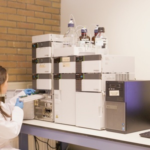 เครื่องตรวจจับรังสียูวีขนาดเล็ก 40MPa พร้อม WiFi HPLC Chromatograph รองรับ RS-232/USB/LAN ปรับแต่งได้ตามความต้องการของ OEM รับประกัน 1 ปี สำหรับใช้ในโรงเรียน - Product Image 4