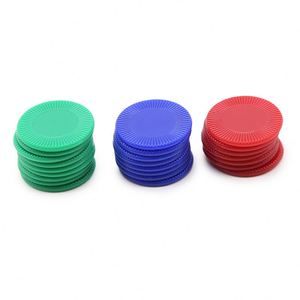 Jetons de poker en plastique ronds et colorés, très demandés, pour les jeux de société et les soirées poker en famille - Product Image 1