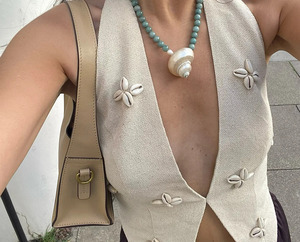 Collana con Conchiglie Stile Mare, Perline di Vetro Azzurre e Ciondolo con Perla Barocca Fatta a Mano, Gioiello Estivo Oceanico per Donne Stile Boho - Product Image 5