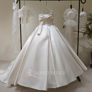 LY103 Vestido de novia glamuroso de satén con cuello barco y corte imperio, con corsé - Product Image 2