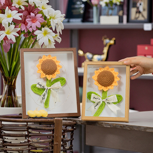 Nuevo Regalo de Graduación 2025, Girasol Hecho a Mano, Flor de Ganchillo Colgante de Pared en Marco de Madera - Product Image 1