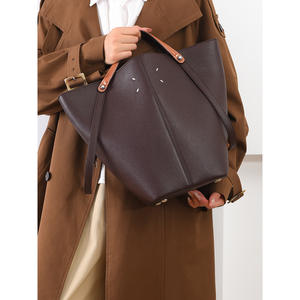 Sac à main tendance grande capacité pour femme, sac fourre-tout haut de gamme pour l'automne et l'hiver, type de fermeture ouverte - Product Image 2