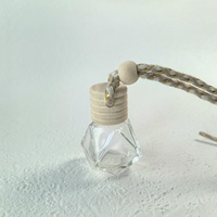 Bouteille de diffuseur de parfum d'air de voiture en verre de forme polygonale de luxe de 8ml avec couvercle en bois désodorisant suspendu vide