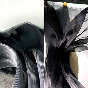 <span class=keywords><strong>ผ้า</strong></span>ออร์แกนซ่าโพลีเอสเตอร์ 100% จาก Issey Miyake ดีไซเนอร์ น้ำหนักเบา เนื้อผ้าจับจีบแบบมีเท็กซ์เจอร์  ถักแบบเส้นด้ายกว้าง  น้ำหนัก 120 กรัมต่อตารางเมตร - Product Image 6