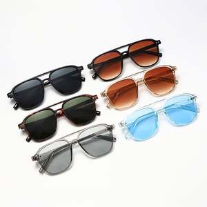 Lunettes de soleil pilote vintage 2025 personnalisables avec logo, double pont, verres dégradés UV400, rivets, pour hommes et femmes - Product Image 4