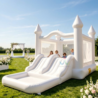 Structure gonflable commerciale blanche pour mariage, avec toboggan double piste et piscine à balles, idéale pour les fêtes de mariage en extérieur sur pelouse