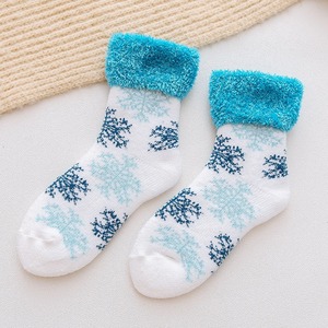 Chaussettes d'intérieur en polaire antidérapantes Cmax Wholesale, épaisses et douces, pour femmes, hiver, thermiques, colorées, Noël, bon marché, en tissu éponge - Product Image 5