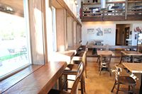 Table de restaurant commerciale personnalisée avec éclairage LED pour café, comptoir de bar et caissier pour la présentation de cafés et le centre commercial.