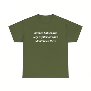 Camiseta divertida con meme: Los bebés humanos son misteriosos y no los confío. Camiseta sarcástica con ironía y diseño de humor desenfrenado. - Product Image 1