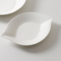Assiettes en porcelaine en gros, assiettes de dîner en céramique blanche pour restaurant, assiettes irrégulières en porcelaine fine