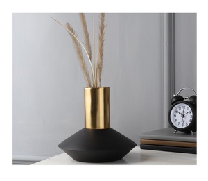 Pot de fleur tendance de l'industrie Design moderne Métal Fer Taille personnalisée Forme Couleur Utilisations dans la décoration intérieure - Product Image 1