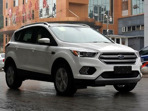 La <span class=keywords><strong>Ford</strong></span> <span class=keywords><strong>Kuga</strong></span> <span class=keywords><strong>EcoBoost</strong></span> 180 Platinum Edition 2018 est un SUV compact. - Product Image 2