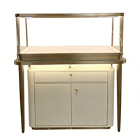 Comptoir de présentation de bijoux de luxe avec 3 vitrines en verre, armoires de rangement verrouillables, finition or champagne, aménagement de boutique
