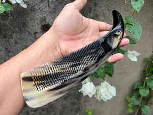 Peine de cuerno de búfalo tradicional hecho a mano, peine de cuerno natural pulido que reduce el daño al cabello y promueve un cabello fuerte y brillante. - Product Image 6