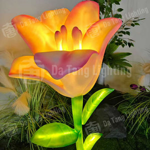 Escultura luminosa de tulipanes para exteriores, ideal para exhibiciones en entradas de parques y escenas nocturnas en jardines botánicos. - Product Image 4