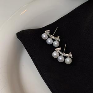 Pendientes de Perlas Curvos con Diseño de Sonrisa Pequeña, de Plata de Ley S925, de Alta Gama, con un Ambiente Elegante - Product Image 1