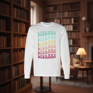 T-shirt à manches longues Library avec design de texte arc-en-ciel pour les enseignants et les lecteurs - Product Image 3