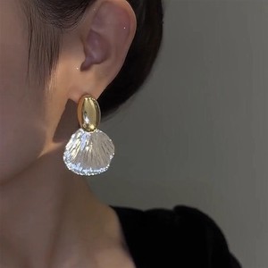 Pendientes colgantes de concha marina texturizados en dos tonos, joyería de metal de lujo, ligera y minimalista, con forma de abanico, para mujer - Product Image 4