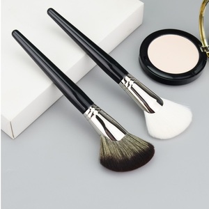 <span class=keywords><strong>Pinceau</strong></span> de maquillage professionnel personnalisé en gros à marque privée, poils en nylon, <span class=keywords><strong>pinceau</strong></span> à blush, highlighter et contour à lame unique en forme de faucille - Product Image 5