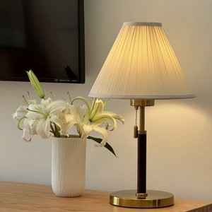 Lámpara de Mesa Estilo Retro Americano, Tela Plegada, E26 LED 220V, Cuidado de la Vista, para Sala de Estar, Dormitorio, Mesita de Noche - Product Image 1