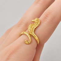 Bague ouverte réglable en acier inoxydable plaqué or 14K sous vide, motif hippocampe sculptural texturé, design affirmé